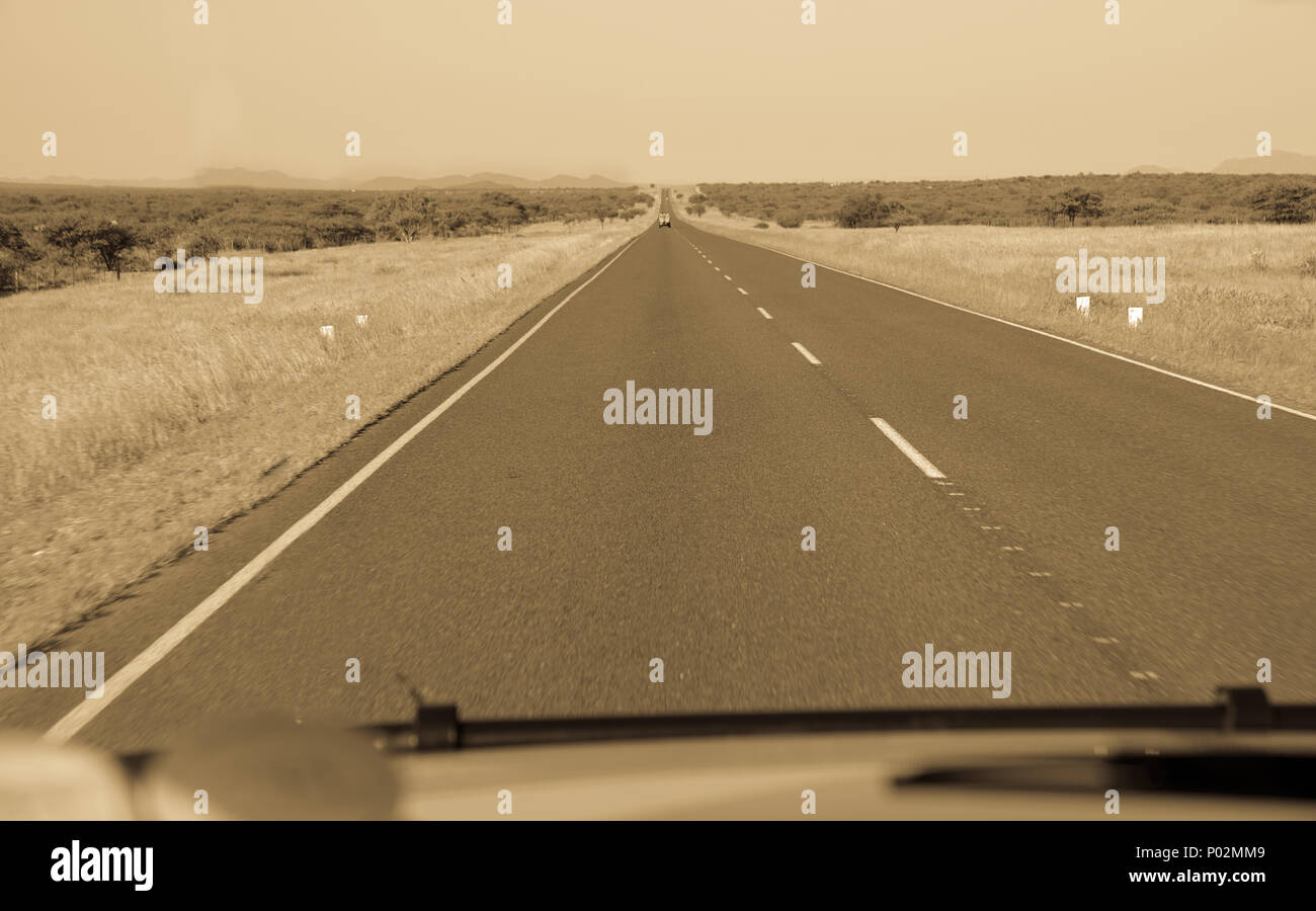 Reisen sie durch sanfte Landschaften und scheinbar nie endenden namibischen Straßen Stockfoto