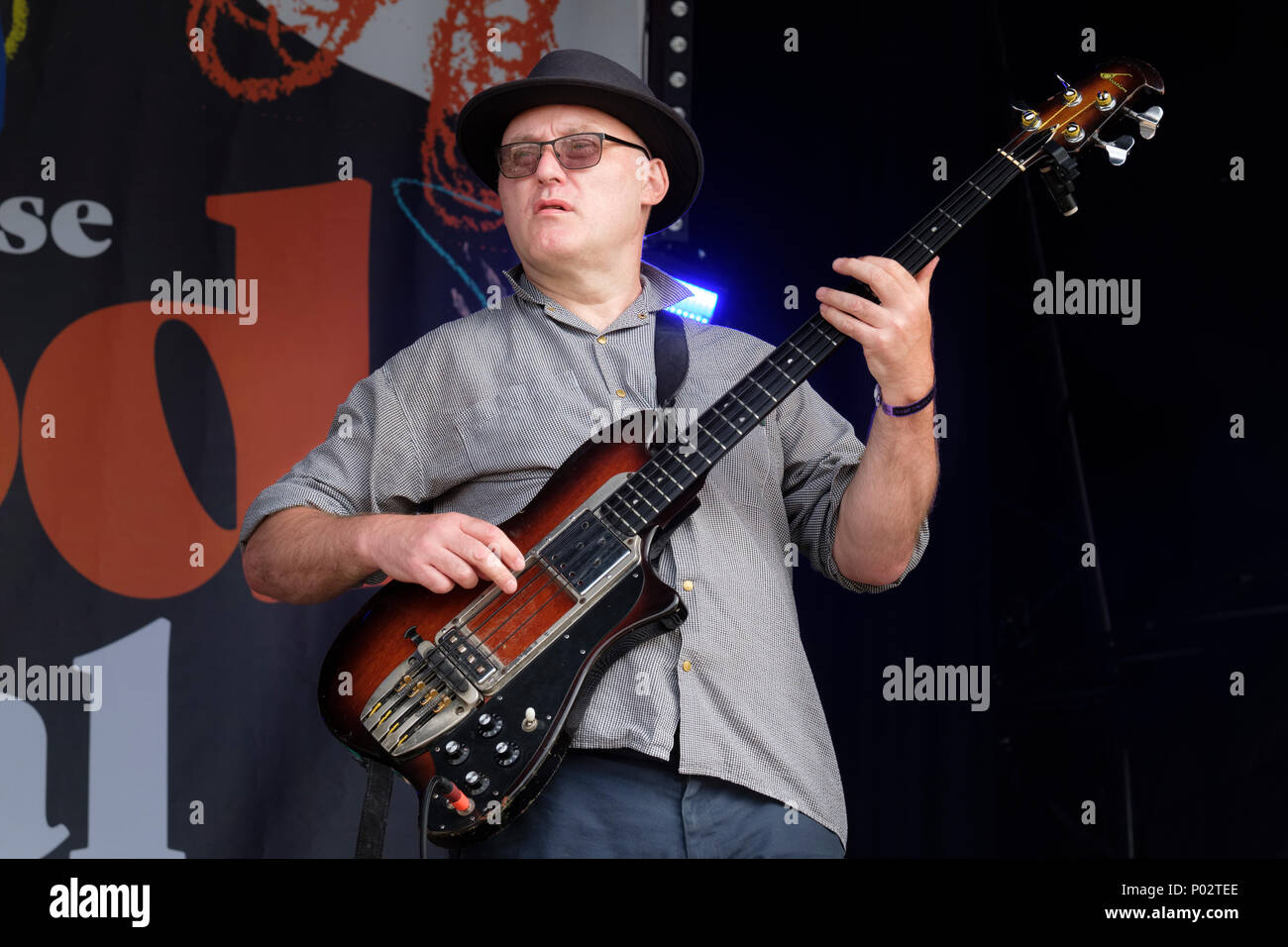 Jah Wobble (John wardle) durchführen bei Wychwood Festival, Cheltenham, UK. Juni 1, 2018 Stockfoto