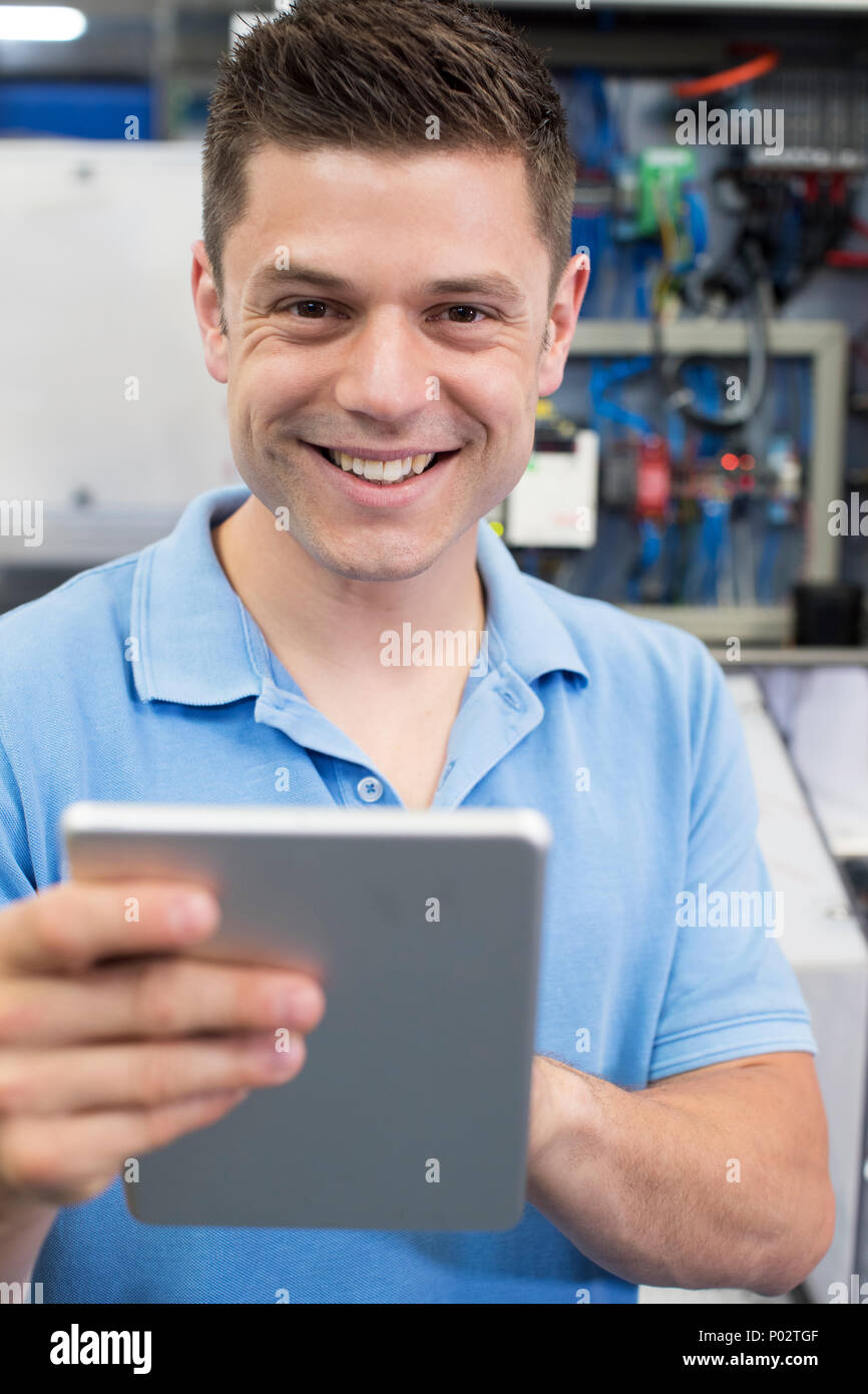 Portrait der männlichen Ingenieur in der Fabrik mit digitalen Tablet Stockfoto