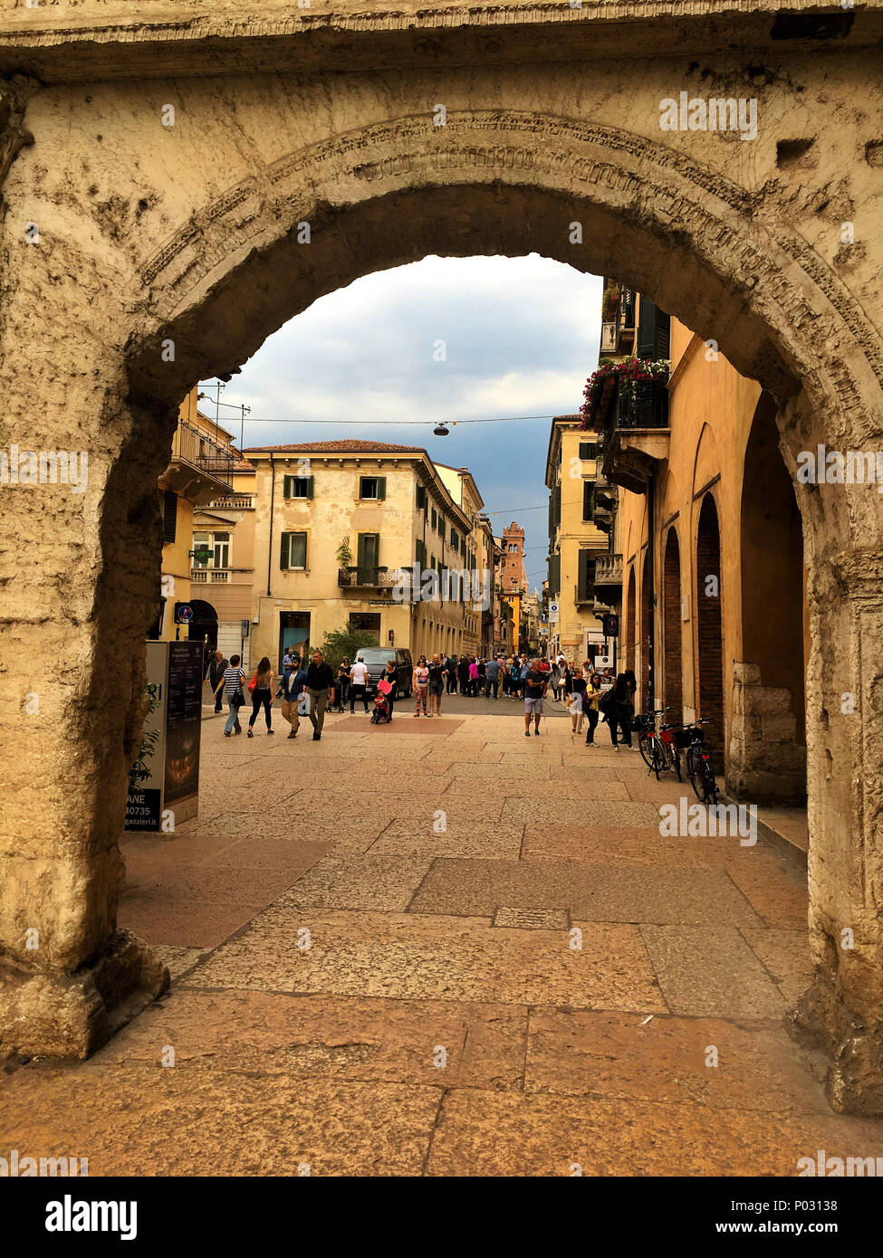 Verona, Italien - 9. Mai 2018: Die luxuriösen Einkaufsstraße Via Mazzini vor schwerem Sturm. Via Mazzini ist im Herzen von Verona und hat alles, was Sie Stockfoto
