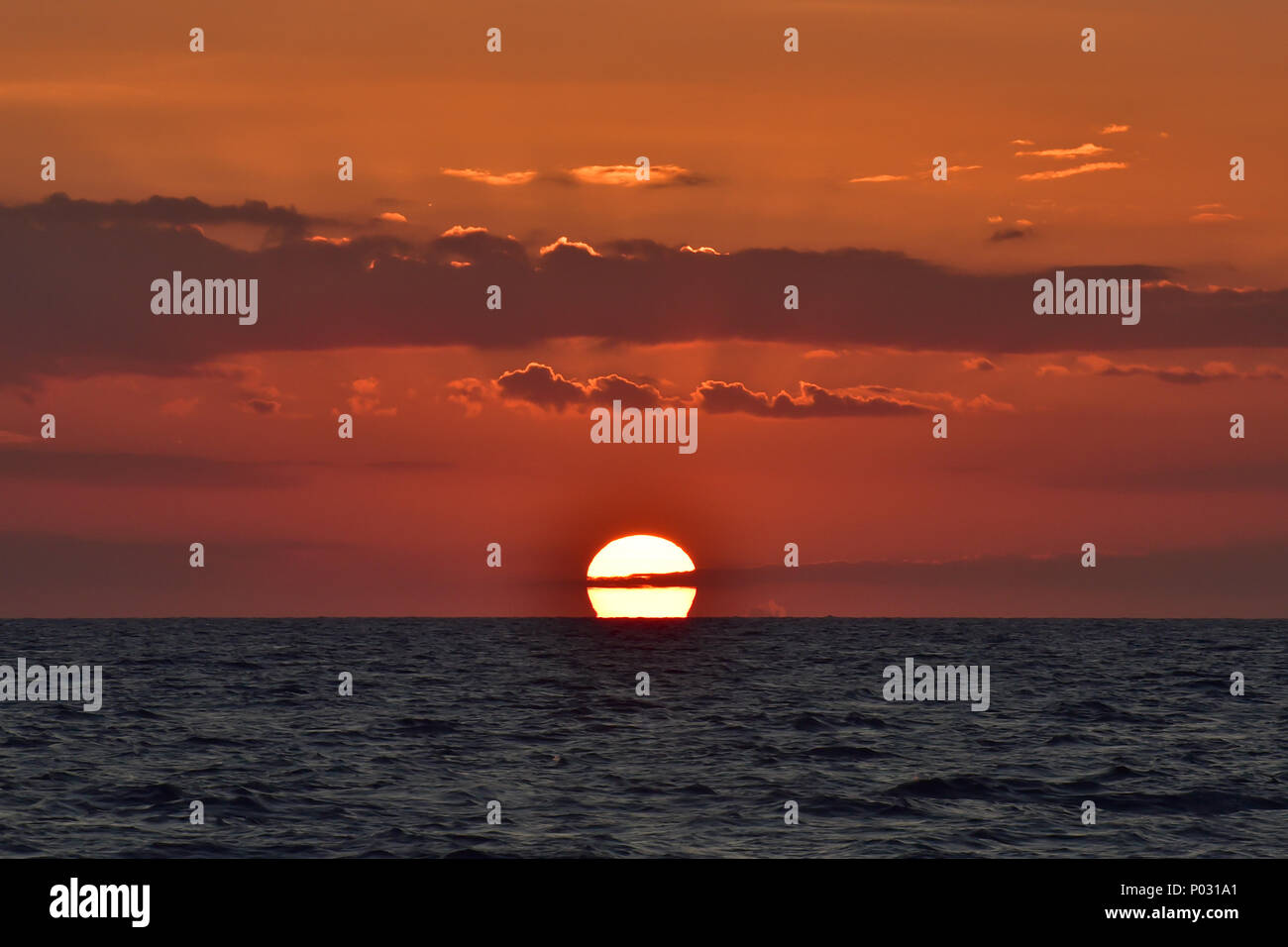 Sonnenaufgang/Sonnenuntergang am Meer mit bunten Himmel Stockfoto