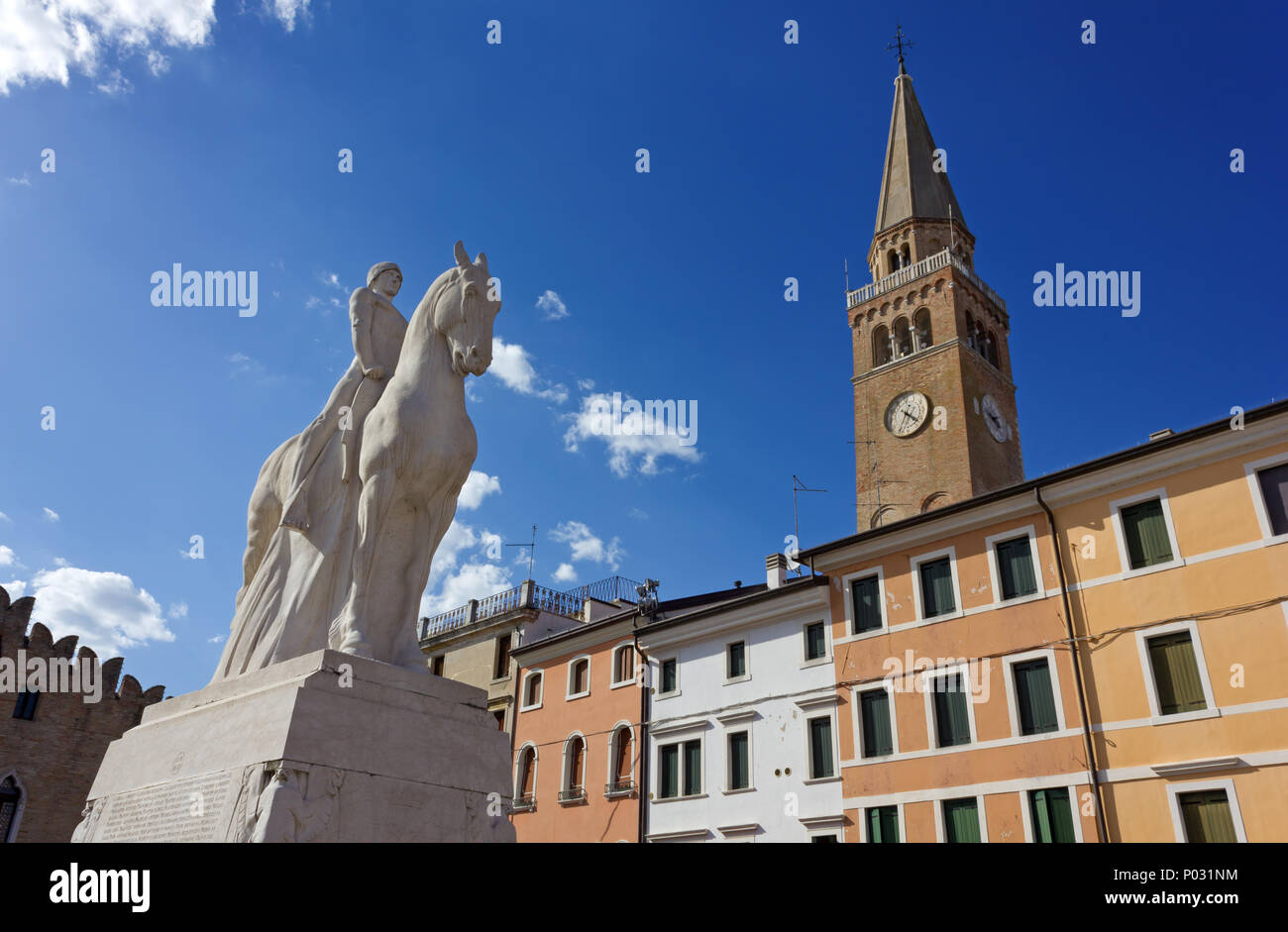 Blick auf den Glockenturm des Duomo di Sant'Andrea und dem Ersten Weltkrieg Denkmal auf der Piazza della Repubblica, der Hauptplatz von Portogruaro, Italien Stockfoto