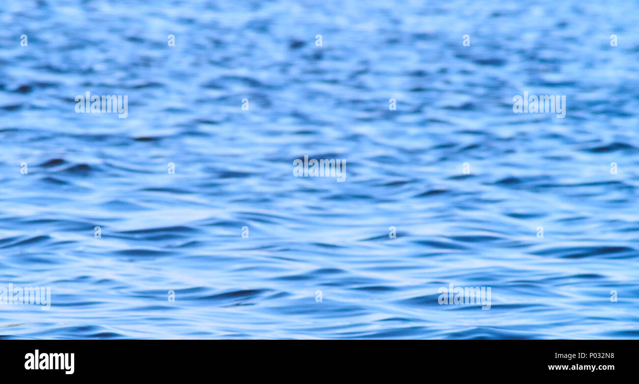 Friedliche und ruhige blaue Wasser Wellen Hintergrund Stockfoto