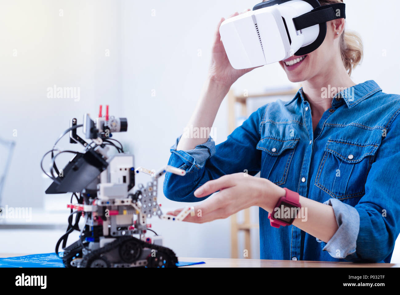 Positive Frau mit 3D-Brille begeistert Stockfoto