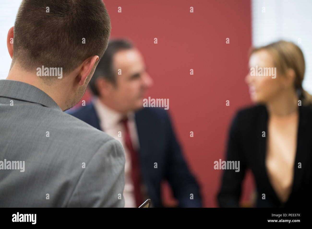 Kaufmann und Kauffrau in der Mediation treffen Stockfoto