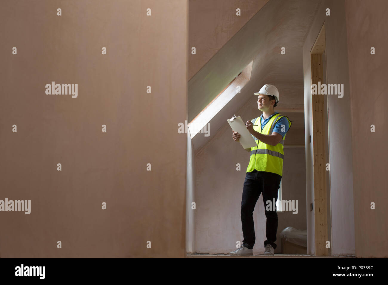 Inspektor zur Baustelle mit Zwischenablage Stockfoto