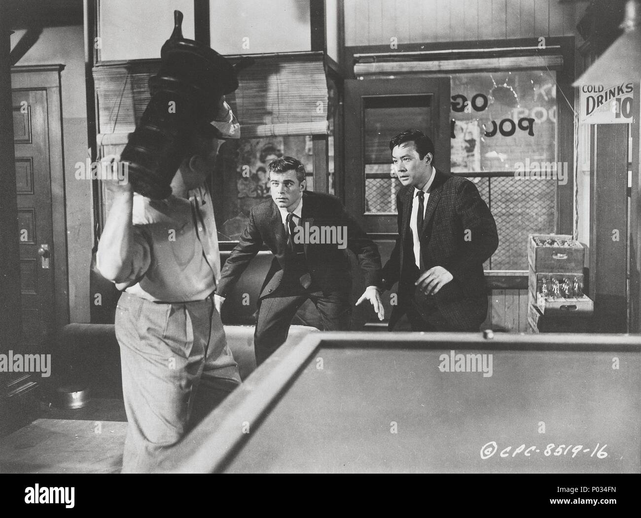 Original Film Titel: CRIMSON KIMONO. Englischer Titel: The CRIMSON KIMONO. Film Regie: Samuel Fuller. Jahr: 1959. Stars: JAMES SHIGETA; GLENN CORBETT. Quelle: Columbia Pictures/Album Stockfoto