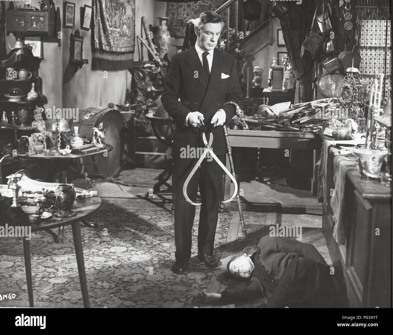 Original Film Titel: SCHRECKEN DER SCHWARZEN MUSEUM. Englischer Titel: KRIMINALITÄT IN DAS MUSEUM VON SCHRECKEN. Regisseur: ARTHUR CRABTREE. Jahr: 1959. Stars: MICHAEL GOUGH. Stockfoto