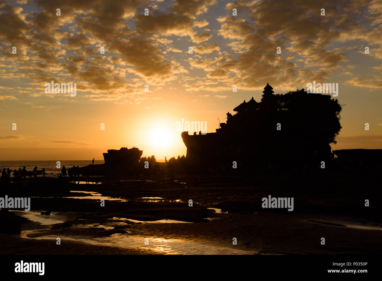 Silhouette von Tanah Lot bei Sonnenuntergang, Bali, Indonesien Stockfoto