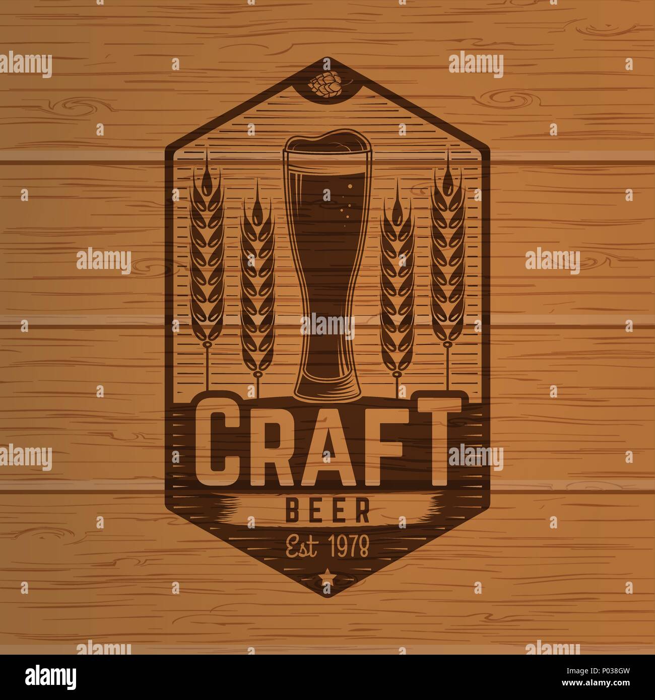 Handwerk Bier Abzeichen. Vector Illustration. Vintage Design für eine Bar, ein Pub und ein Restaurant. Fotorealistische Holz graviert Handwerk Bier Design. Stock Vektor