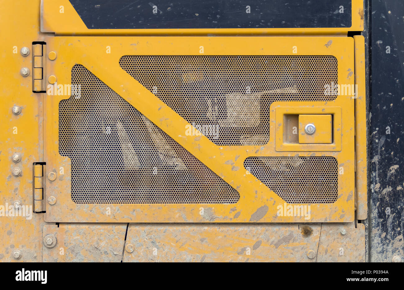 Schmutziges gelb Motorabdeckung Grill eine Baumaschine Stockfoto