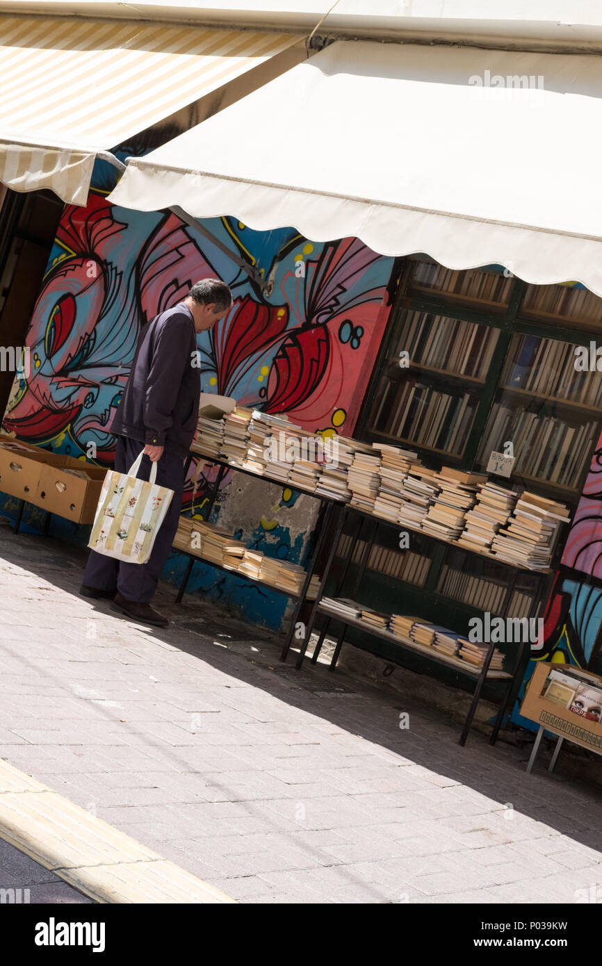 Mann Shopping außerhalb 2nd Hand buch shop Stall, Athen, Griechenland. Stockfoto