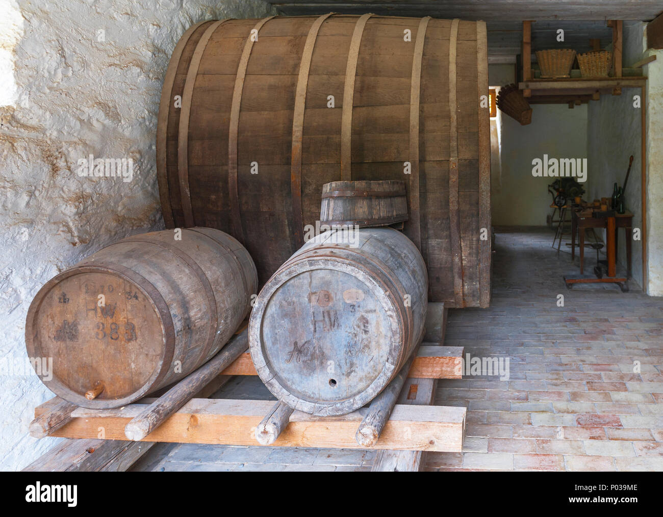 Holzfässer im Weingut Stockfoto