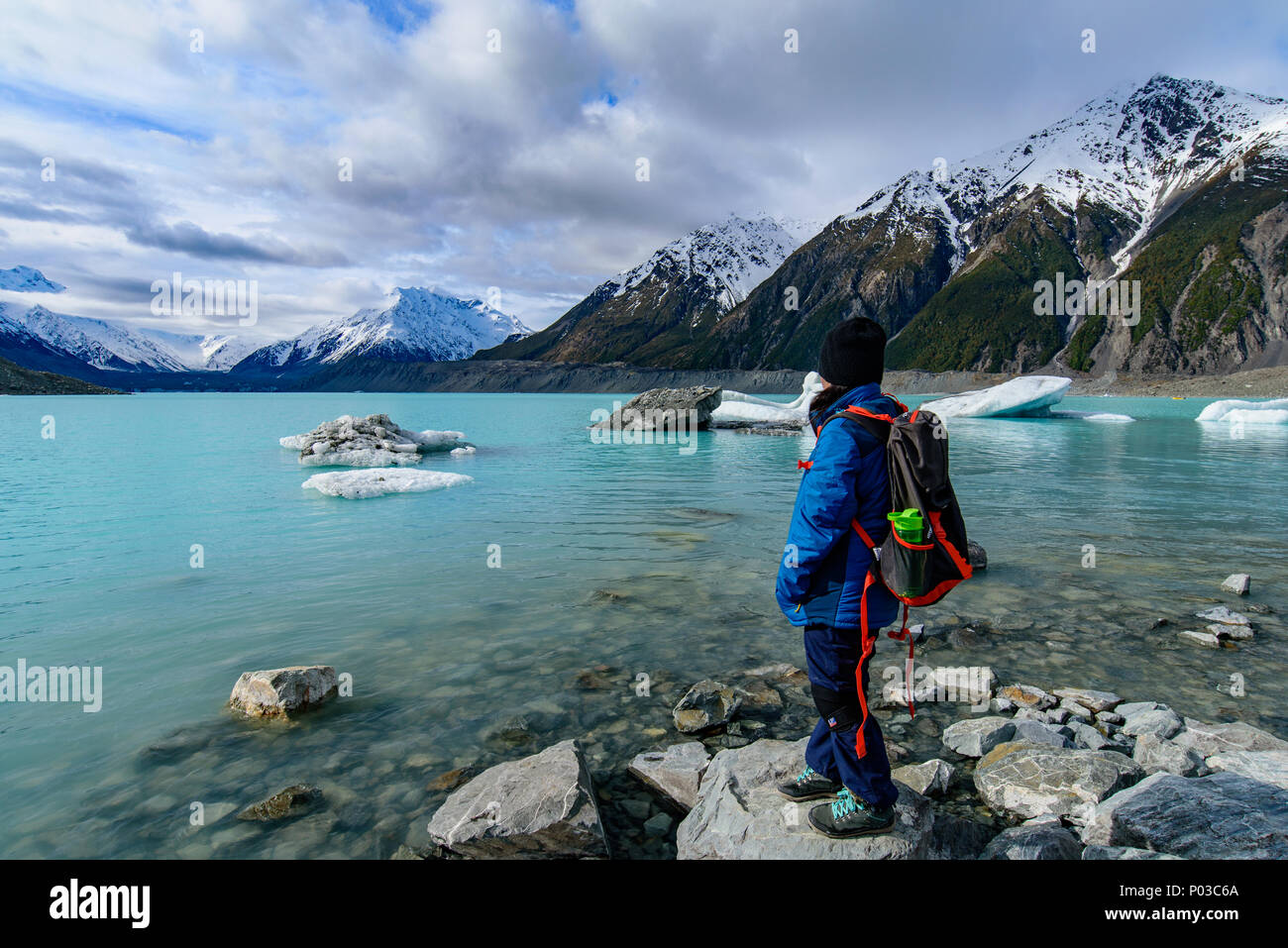 Hooker Valley Track im Winter mit Schnee in den Bergen, Neuseeland Stockfoto