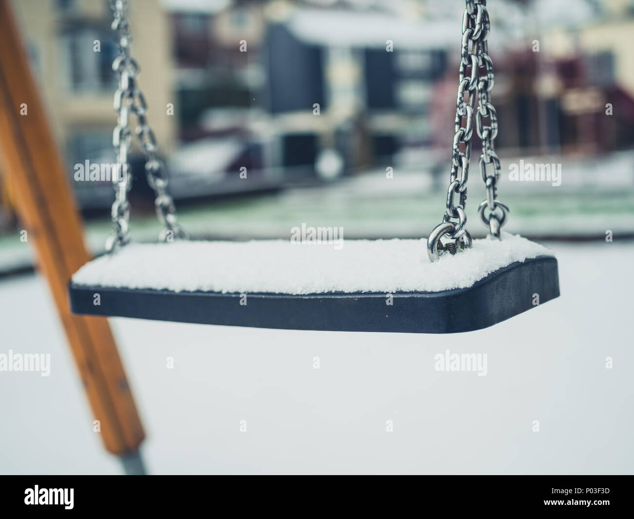 Eine Schaukel auf dem Spielplatz im Schnee Stockfoto