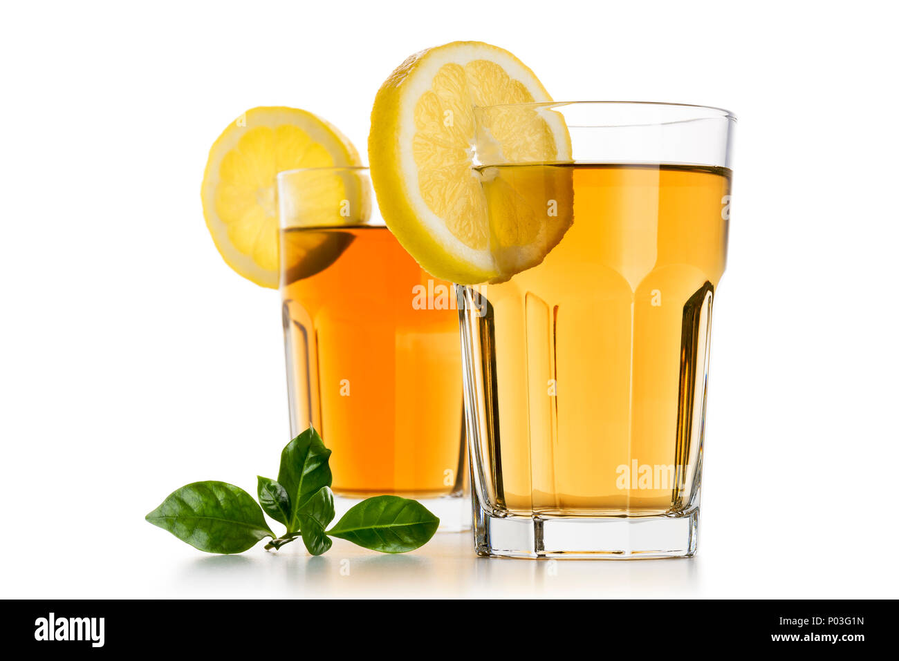 Zwei Gläser voller Eis Tee mit Zitrone Schichten und die Teeblätter auf weißem Hintergrund Stockfoto