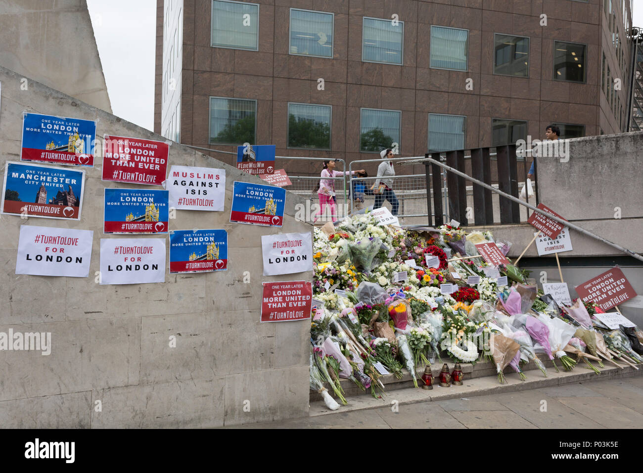 Am ersten Jahrestag der London Bridge und dem Borough Market Terroranschläge in 2017, Blumen und Nachrichten werden am südlichen Ende der Brücke links, am 4. Juni 2018 in London, England. Stockfoto