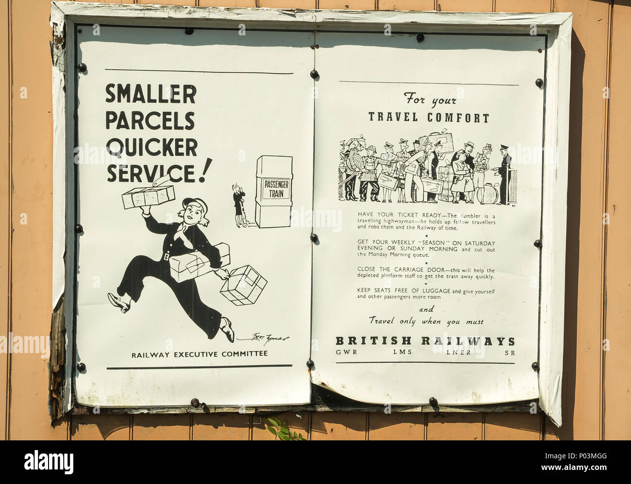 Britische, alte Bahnwerbung Poster (Hundeohrbesen, authentisch, verwittert) auf dem Heritage Bahnhof ausgestellt. Severn Valley Railway alte Beschilderung. Stockfoto