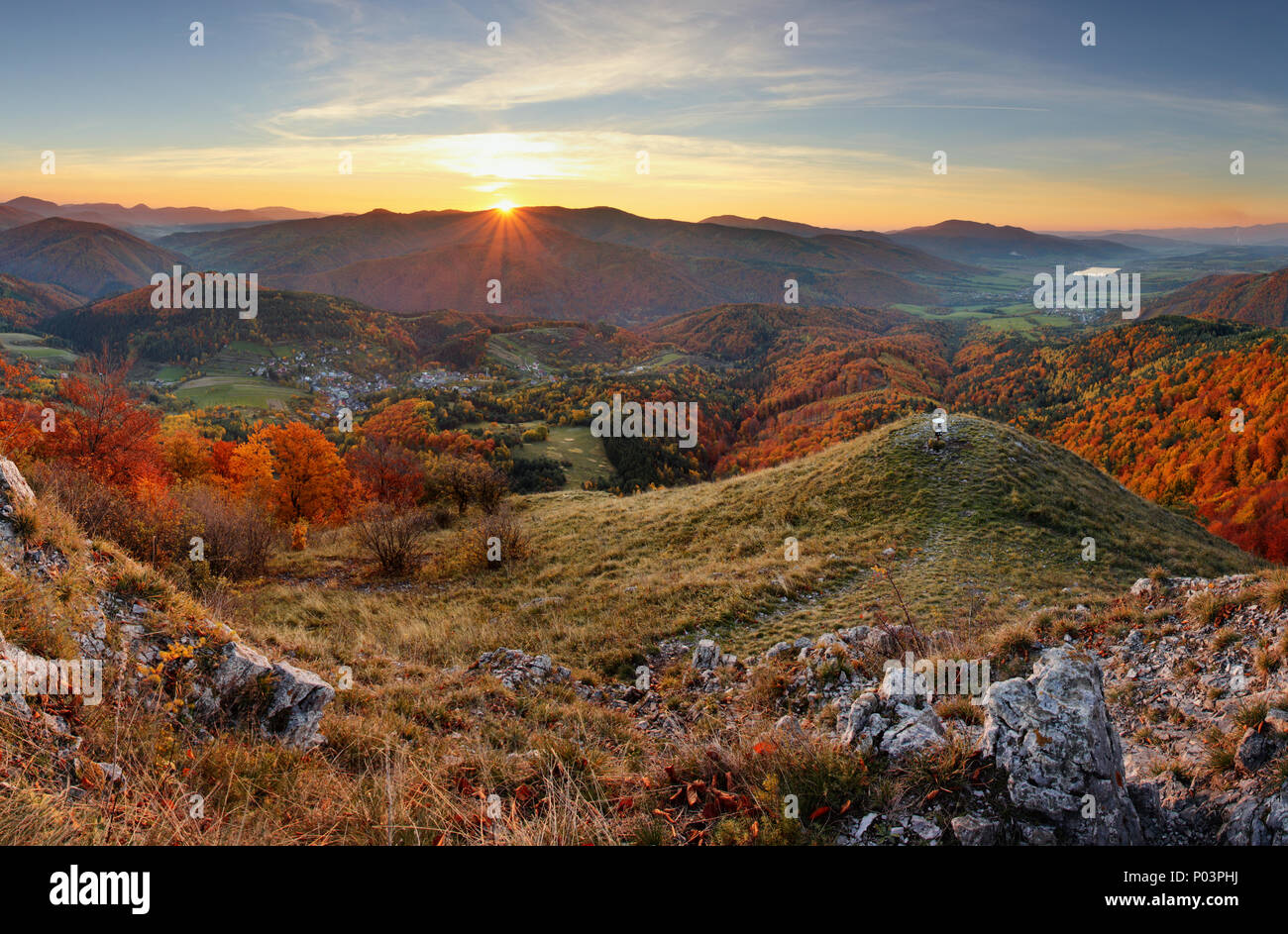 Herbst ländlichen forestl Landschaft bei Sonnenuntergang Stockfoto