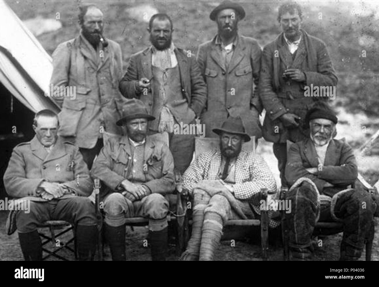 . Français: Expédition à l'Everest de 1921. Debouts et de gauche à Droite: Guy Bullock, Henry Morshead, Oliver Wheeler et George Mallory. Au Premier rang et de gauche à Droite: Uhr Heron, Sandy Wollaston, Charles Howard-Bury et Harold Raeburn Русский: Участники Британской разведывательной экспедиции на Джомолунгму 1921 года. Стоящие, слева направо: Гай Буллок, Генри Моршид, Оливер Уилер, Джордж Мэллори. Сидящие, слева направо: А. М. Херон, Сэнди Уолластон, Чарльз Говард - Гарольд Реборн Бьюри, Englisch: 1921 Mount Everest Aufklärung expedition Team Mitglieder. Stehend (L-R): Guy Bullock. Er Stockfoto