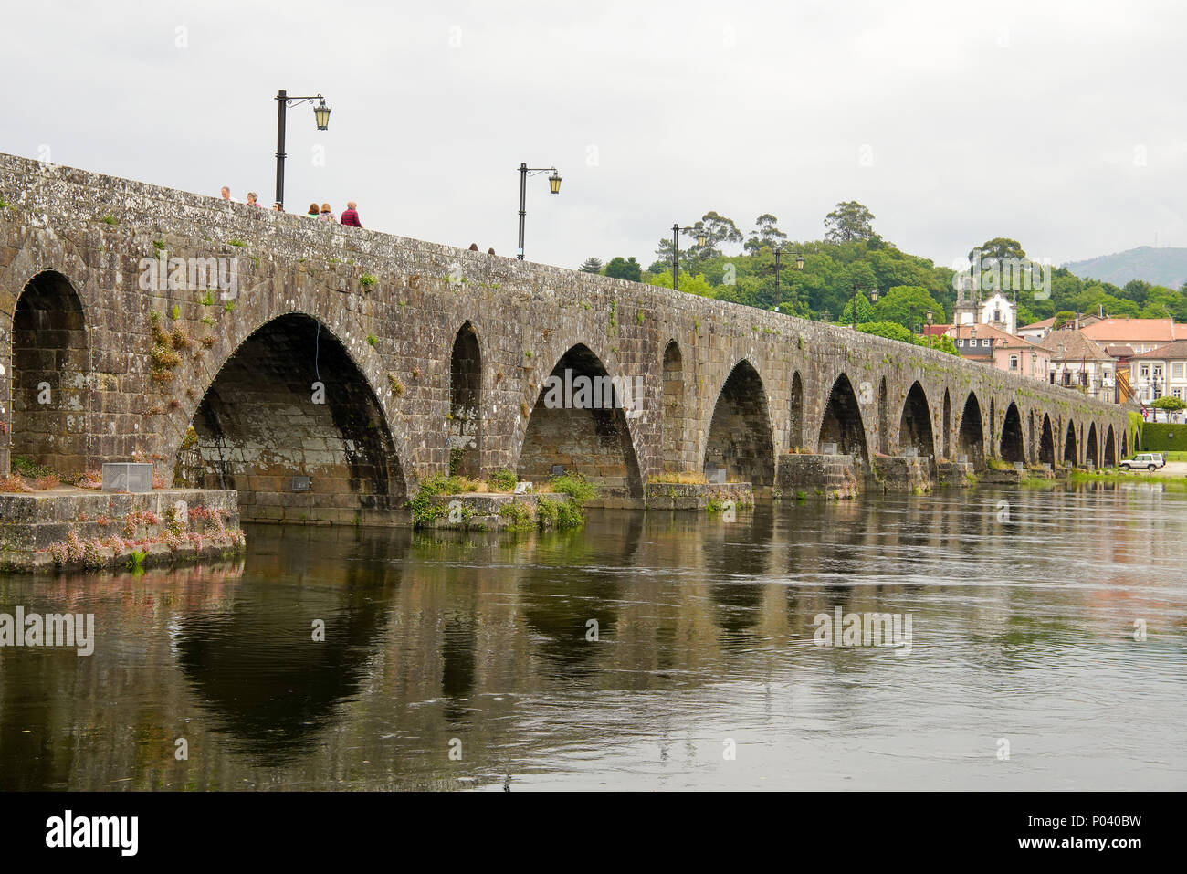 Die gotische Brücke über den Fluss Lima, Provinz Minho, Portugal Stockfoto