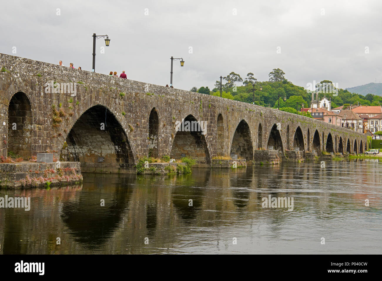 Die gotische Brücke über den Fluss Lima, Provinz Minho, Portugal Stockfoto