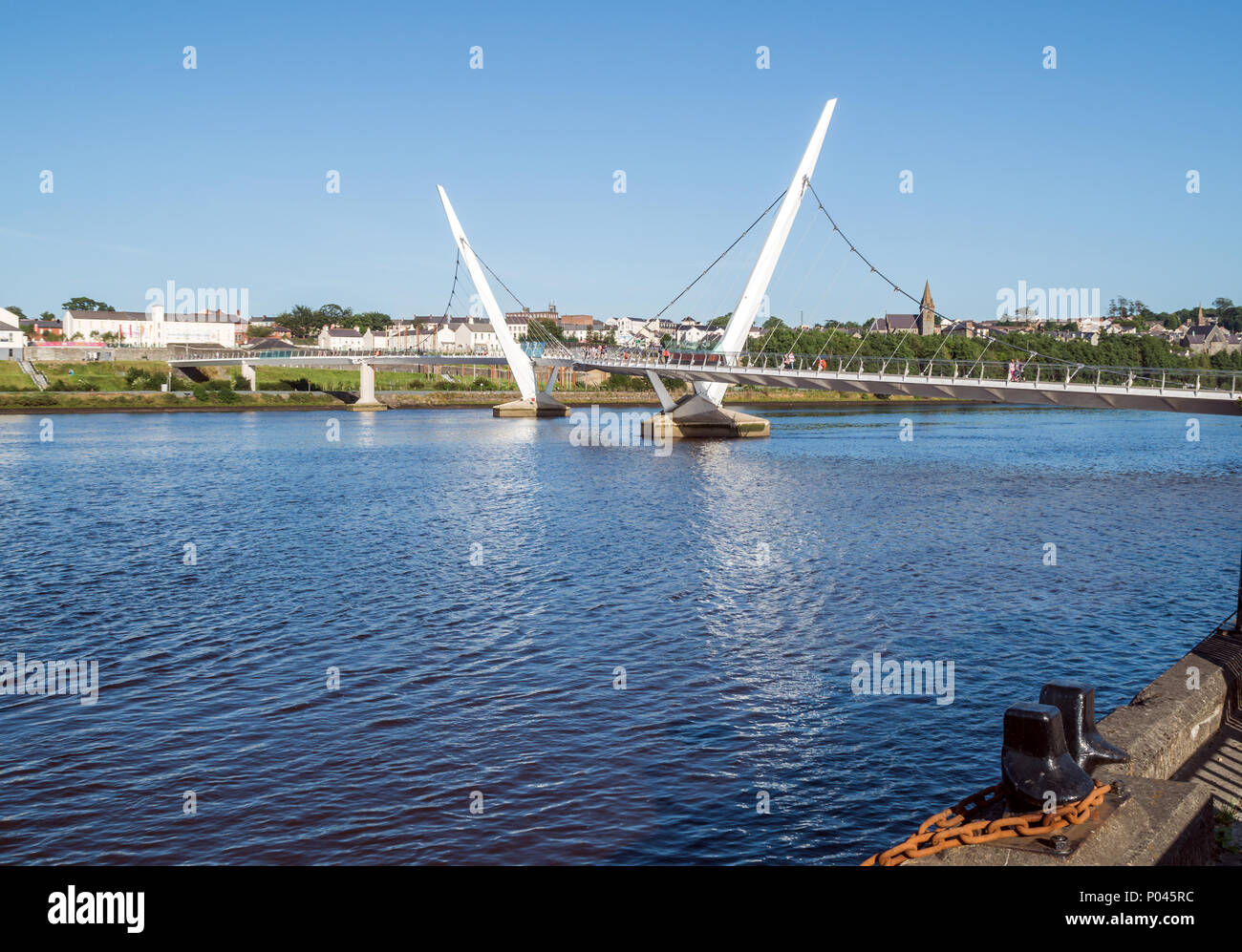 Eine Ansicht der Peace Bridge in Derry Londonderry Stockfoto