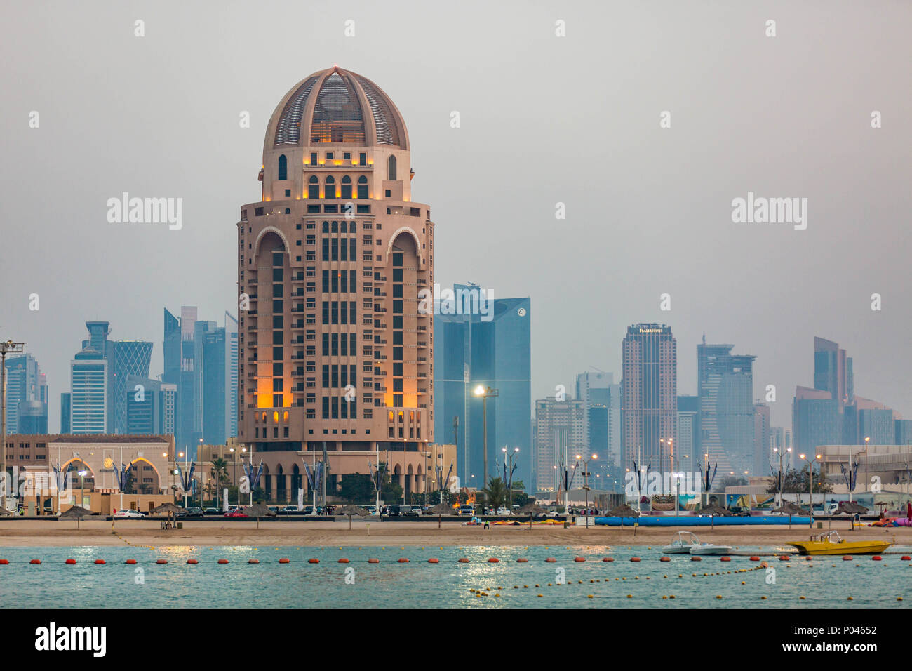 Ausblick auf die West Bay von Katara Cultural Village, Doha. Stockfoto