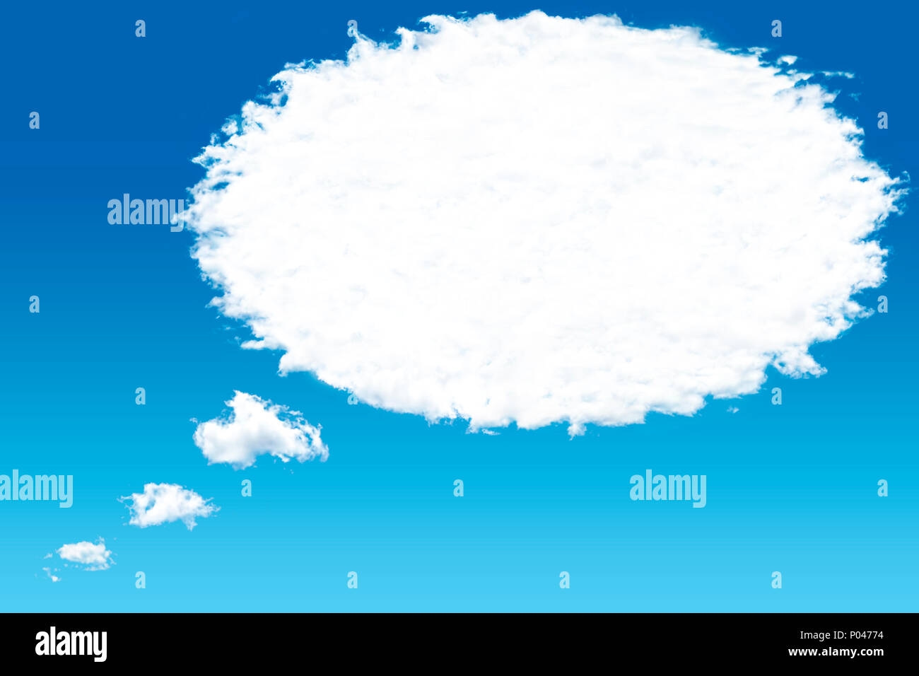 Weiße Wolke im Himmel mit der Form einer Karikatur denken Ballon. Stockfoto