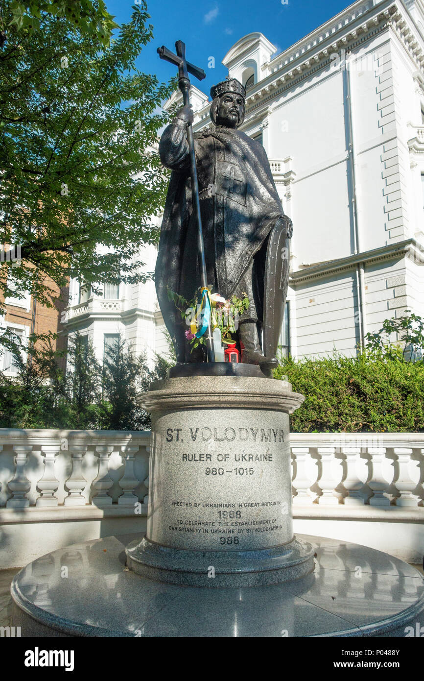 Ein Denkmal des hl. Wladimir die Große auf Holland Park Avenue, London, UK. Stockfoto