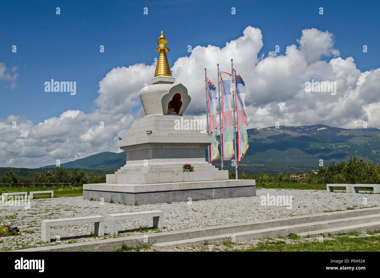 Blick von der Buddhistischen stupa Sofia im Retreat Center Plana-Diamantweg Buddhismus in Bulgarien in der Nähe von Vitosha, Rila, Pirin, und Balkan Berge Stockfoto