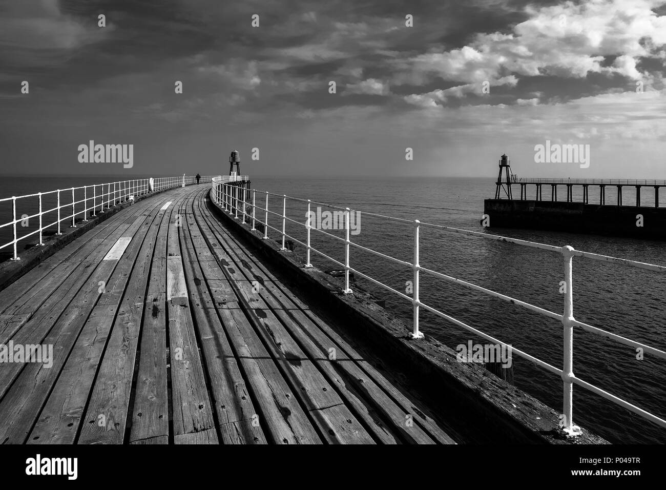 Whitby Pier in Schwarz und Weiß Stockfoto