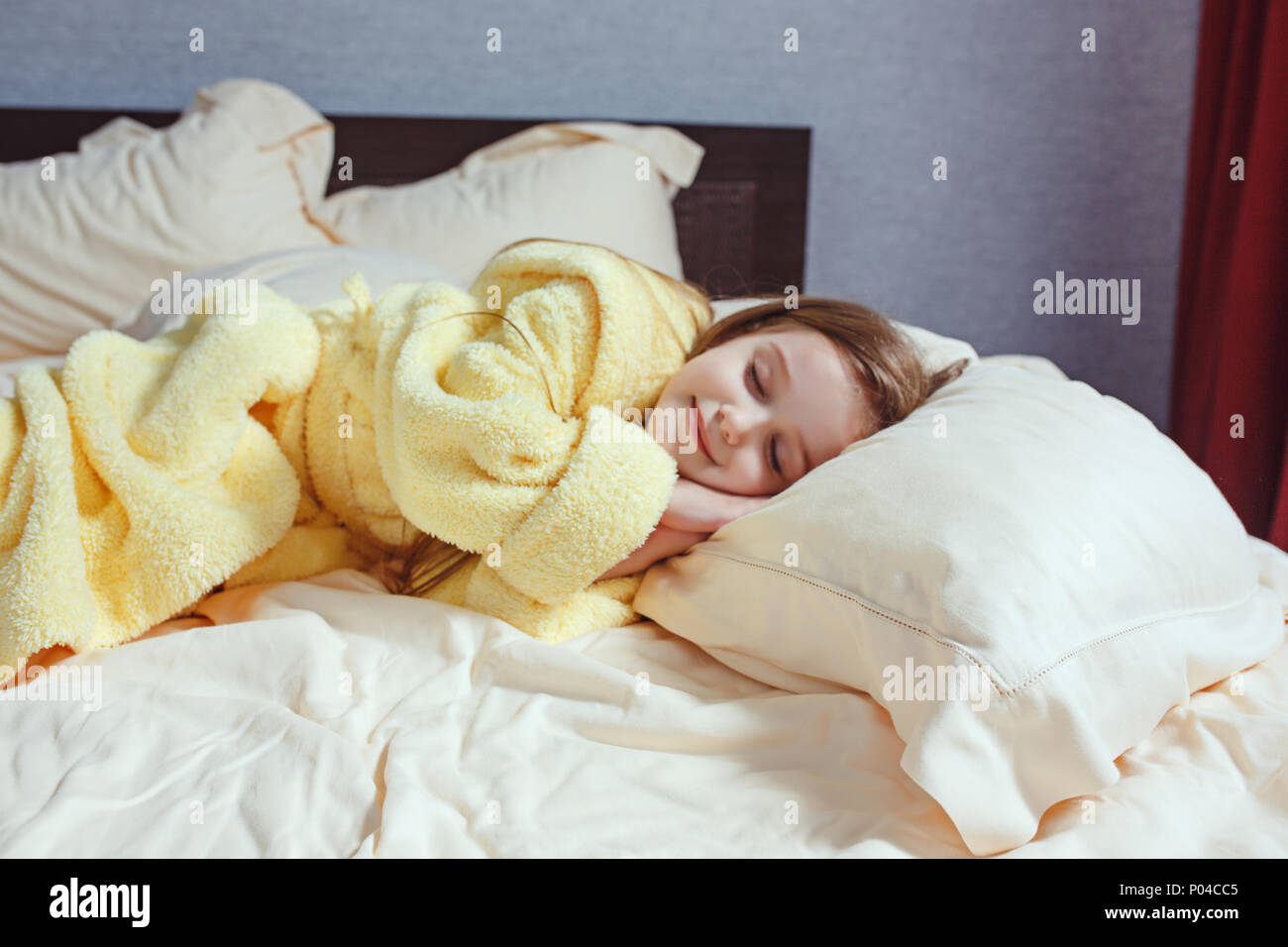 Das Kind kleines Mädchen schlafen im Bett Stockfoto