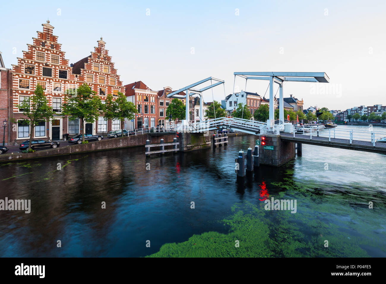 Stadtzentrum von Haarlem mit Blick auf die Gravestenenbrug über den Fluss Spaarne, Haarlem, Niederlande Stockfoto