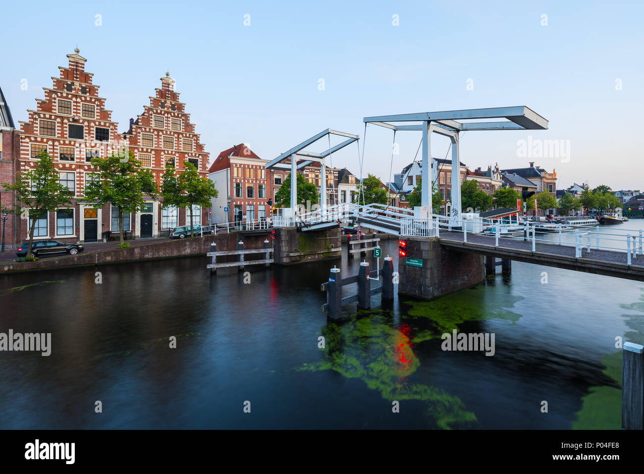 Stadtzentrum von Haarlem, mit Blick auf die Gravestenenbrug über den Fluss Spaarne, Haarlem, Niederlande Stockfoto