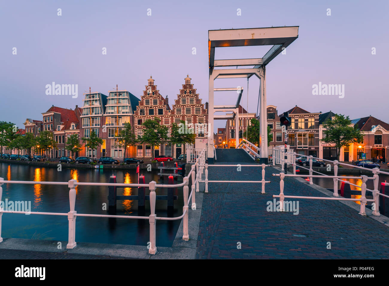 Stadtzentrum von Haarlem in der Dämmerung mit Blick auf die Gravestenenbrug über den Fluss Spaarne, Haarlem, Niederlande Stockfoto