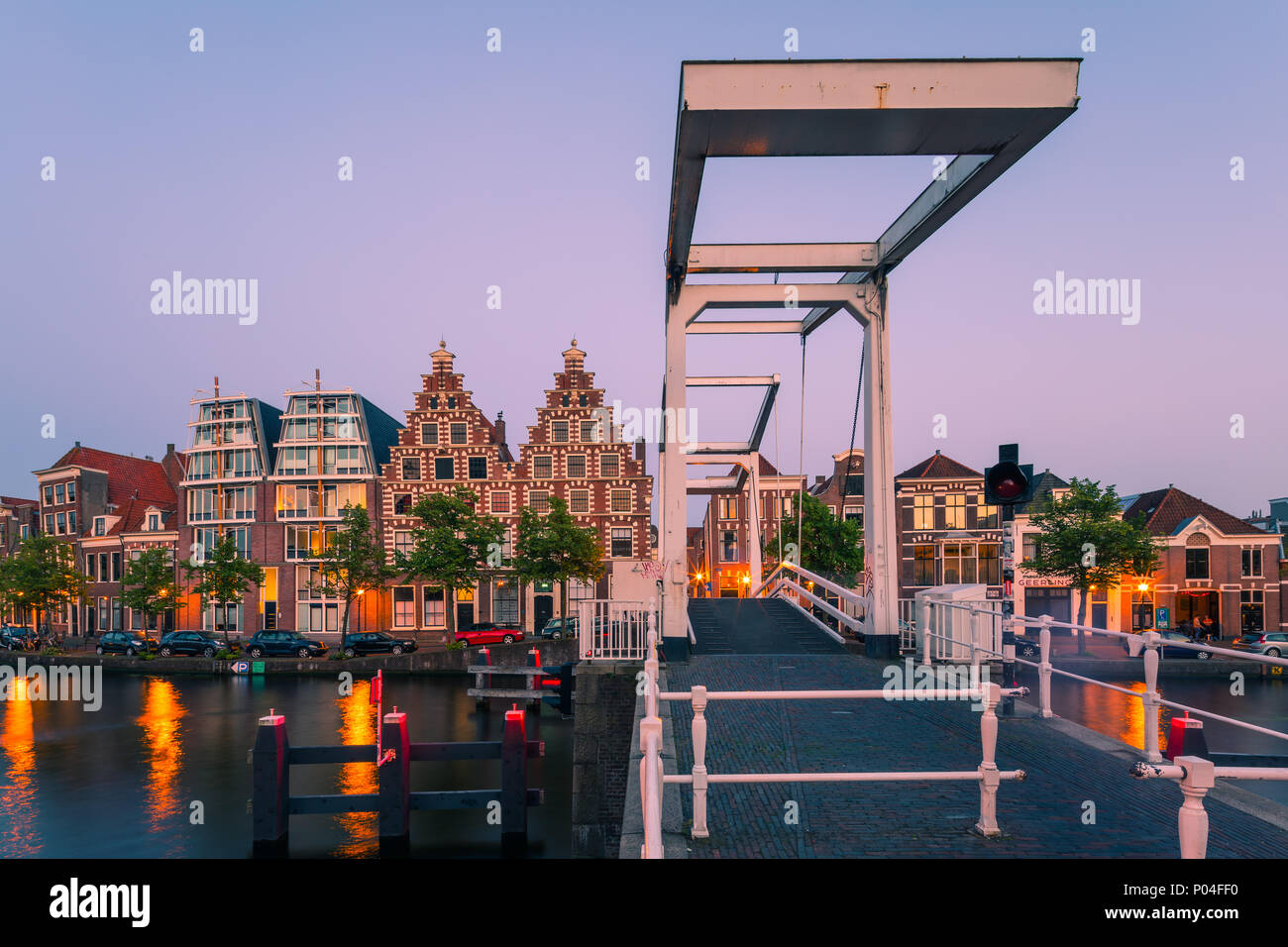 Stadtzentrum von Haarlem in der Dämmerung mit Blick auf die Gravestenenbrug über den Fluss Spaarne, Haarlem, Niederlande Stockfoto