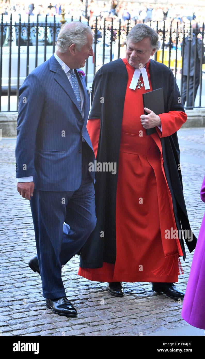 Der Prinz von Wales (links), mit seinem ehemaligen Privatsekretär Stephen Lamport, kommt an der Westminster Abbey das Queen's Diamond Jubilee Galerien zu öffnen. Stockfoto