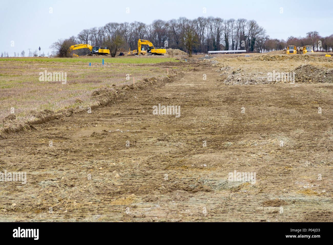 Baggern und anderen Baumaschinen zu einem lehmigen Baustelle Stockfoto