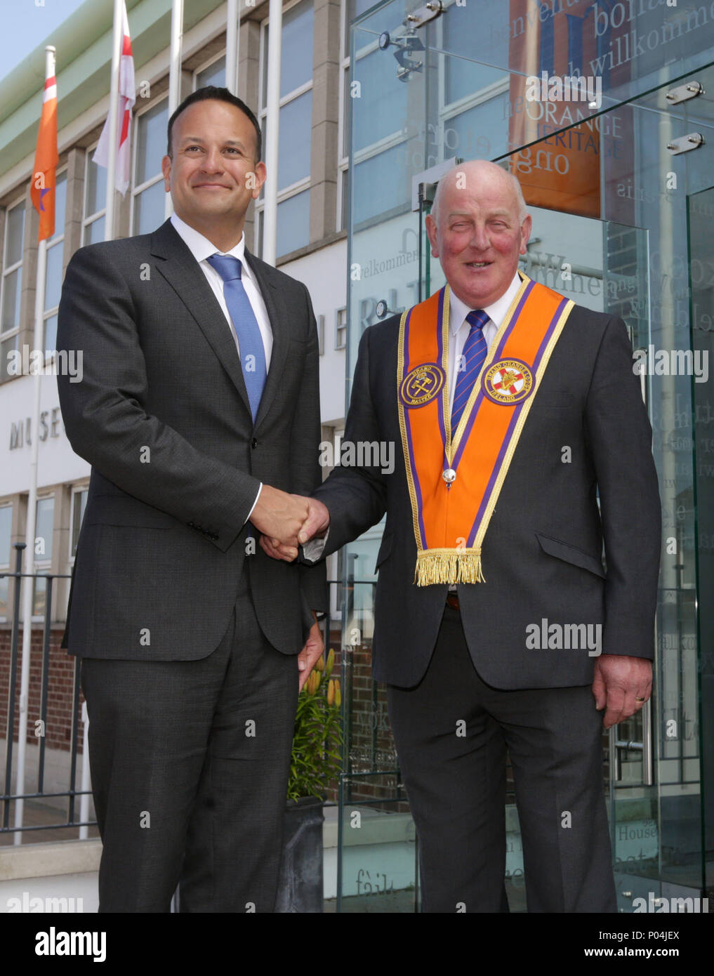 Taoiseach Leo Varadkar (links) ist das Museum der Orange Erbe in Belfast vom Großmeister des Orange Lodge begrüßt, Edward Stevenson als Teil von seinem Besuch in Nordirland. Stockfoto