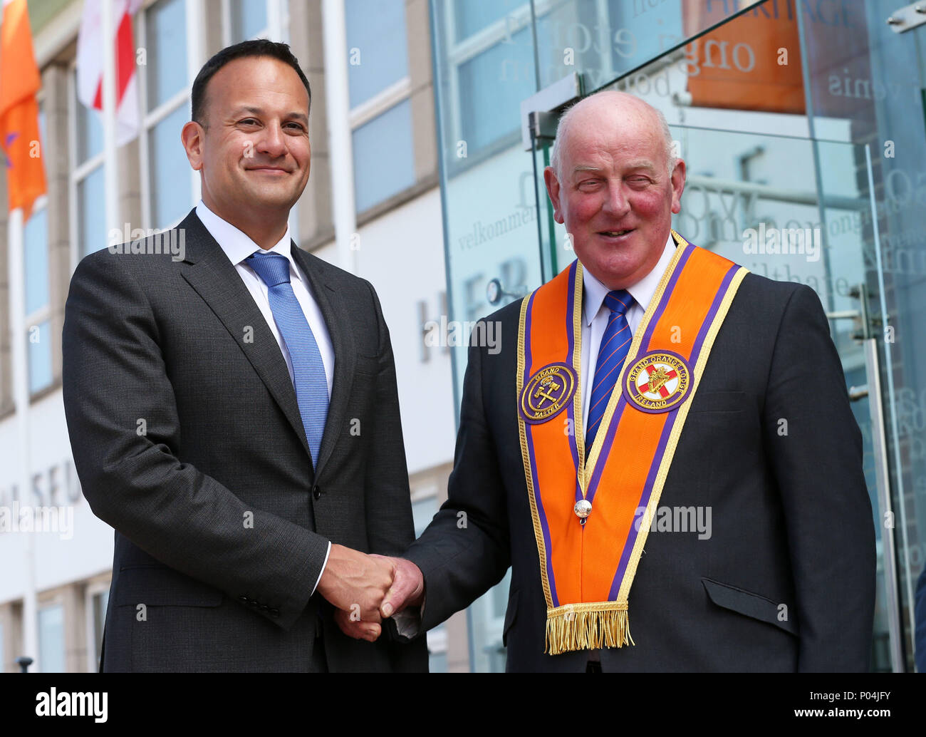 Taoiseach Leo Varadkar (links) ist das Museum der Orange Erbe in Belfast vom Großmeister des Orange Lodge begrüßt, Edward Stevenson als Teil von seinem Besuch in Nordirland. Stockfoto