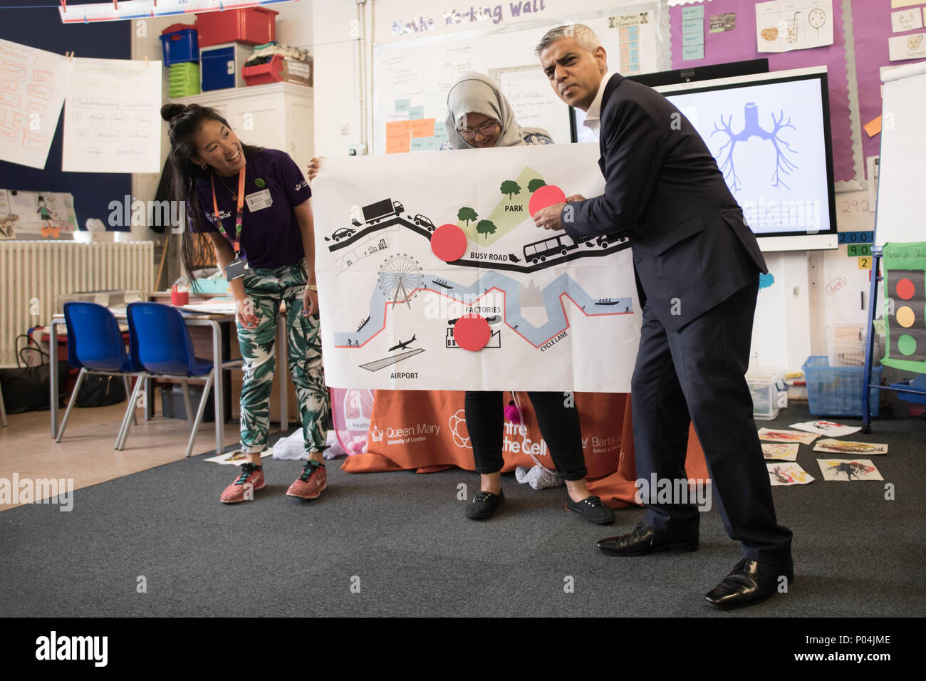 Bürgermeister von London Sadiq Khan mit schulkinder am Netley Grundschule im Norden Londons, wo er kündigte an, dass die ultra low emission zone, in Central London brachte im April 2019, wird im Norden und Süden Rundschreiben Straßen von Oktober 2021 erweitert werden. Stockfoto