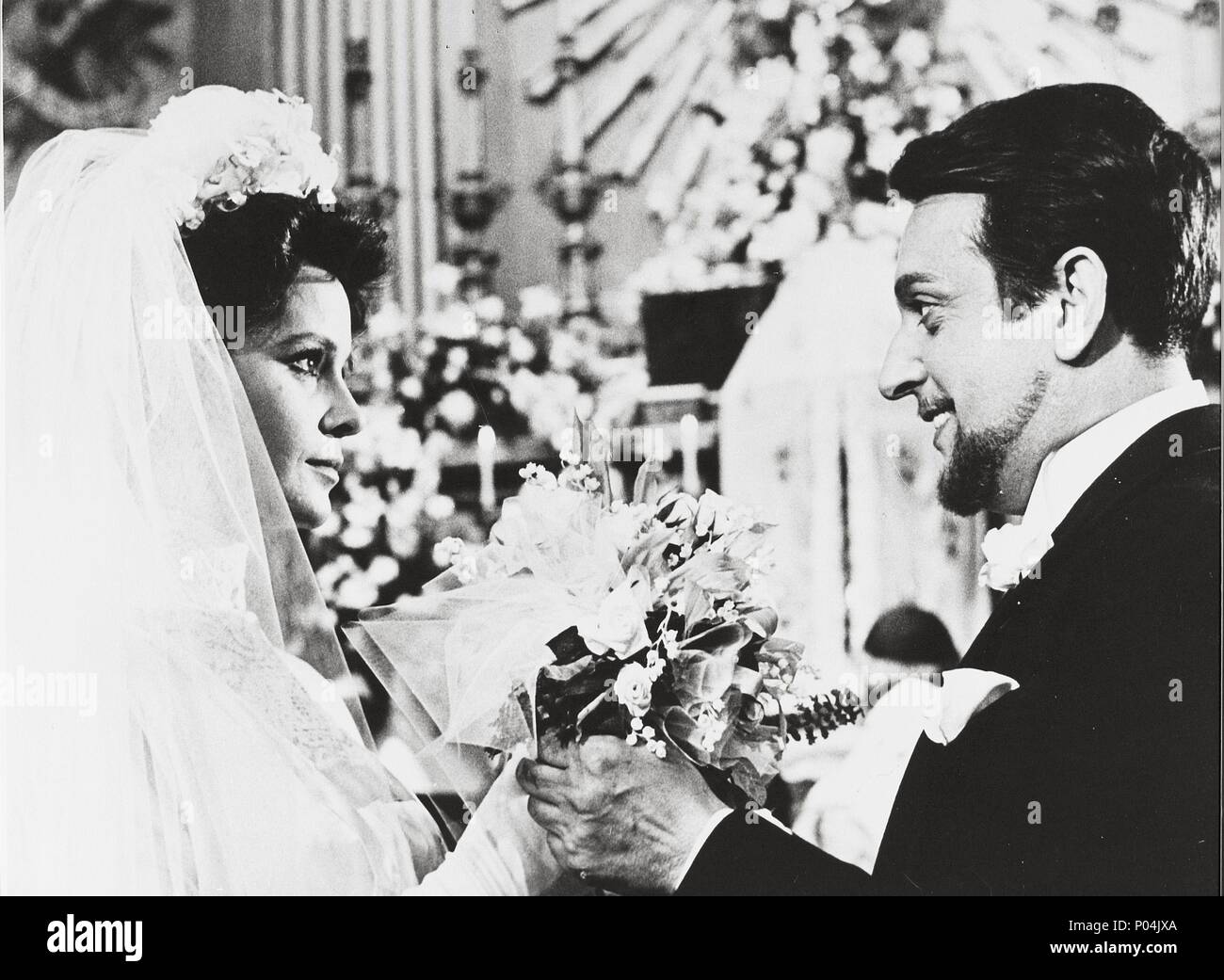 Original Film Titel: MIO DIO KOMMEN SONO CADUTA IN BASSO!. Englischer Titel: WIE LANGE KANN MAN FALLEN?. Regisseur: LUIGI COMENCINI. Jahr: 1974. Stars: Laura Antonelli; Alberto Lionello. Stockfoto