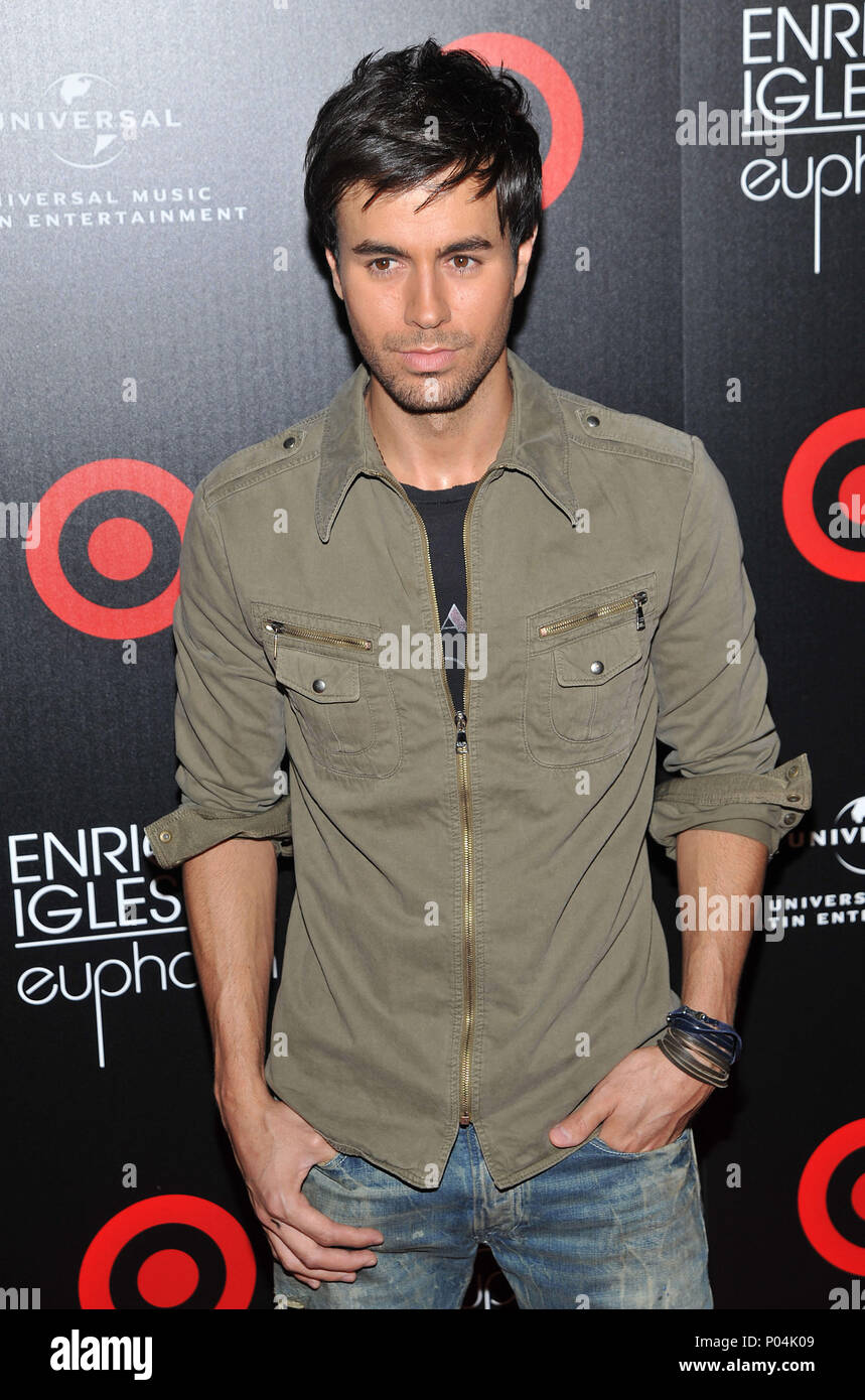 Enrique Iglesias 24.jpg Enrique Iglesias Release von Euphorie an meinem Haus Club in Los Angeles. Enrique Iglesias 24 Red Carpet Event, Vertikal, USA, Filmindustrie, Prominente, Fotografie, Bestof, Kunst, Kultur und Unterhaltung, Topix Prominente Fashion/Vertikal, Besten, Event in Hollywood Leben - Kalifornien, Roter Teppich und backstage, USA, Film, Stars, Film Stars, TV Stars, Musik, Promis, Fotografie, Bestof, Kunst, Kultur und Unterhaltung, Topix, vertikal, eine Person aus dem Jahr 2010, Anfrage tsuni@Gamma-USA.com - drei Viertel Stockfoto