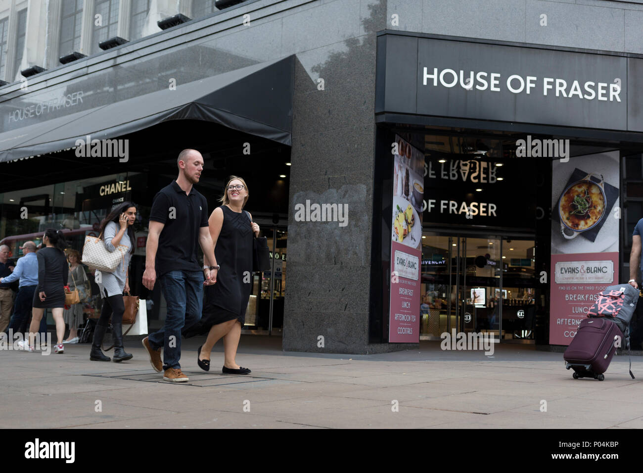 An dem Tag, an dem die Schließung vieler Branchen und der Verlust von Arbeitsplätzen, die Käufer sind außerhalb des House of Fraser Department Store auf der Oxford Street, im Geschäft für 81 Jahre gewesen ist, am 7. Juni 2018 in London, England. House of Fraser ist auf 31 der 59 Geschäfte in der Nähe, die 6.000 Arbeitsplätze, als Teil einer finanziellen Rettung beschäftigen. Wenn der Plan genehmigt wurde, 2.000 House of Fraser Jobs werden, zusammen mit 4.000 Marke und Konzession rollen. Die Geschäfte für den Abschluss, die sein Flaggschiff London Oxford Street Store gehören soll, wird offen bleiben bis Anfang 2019. Stockfoto