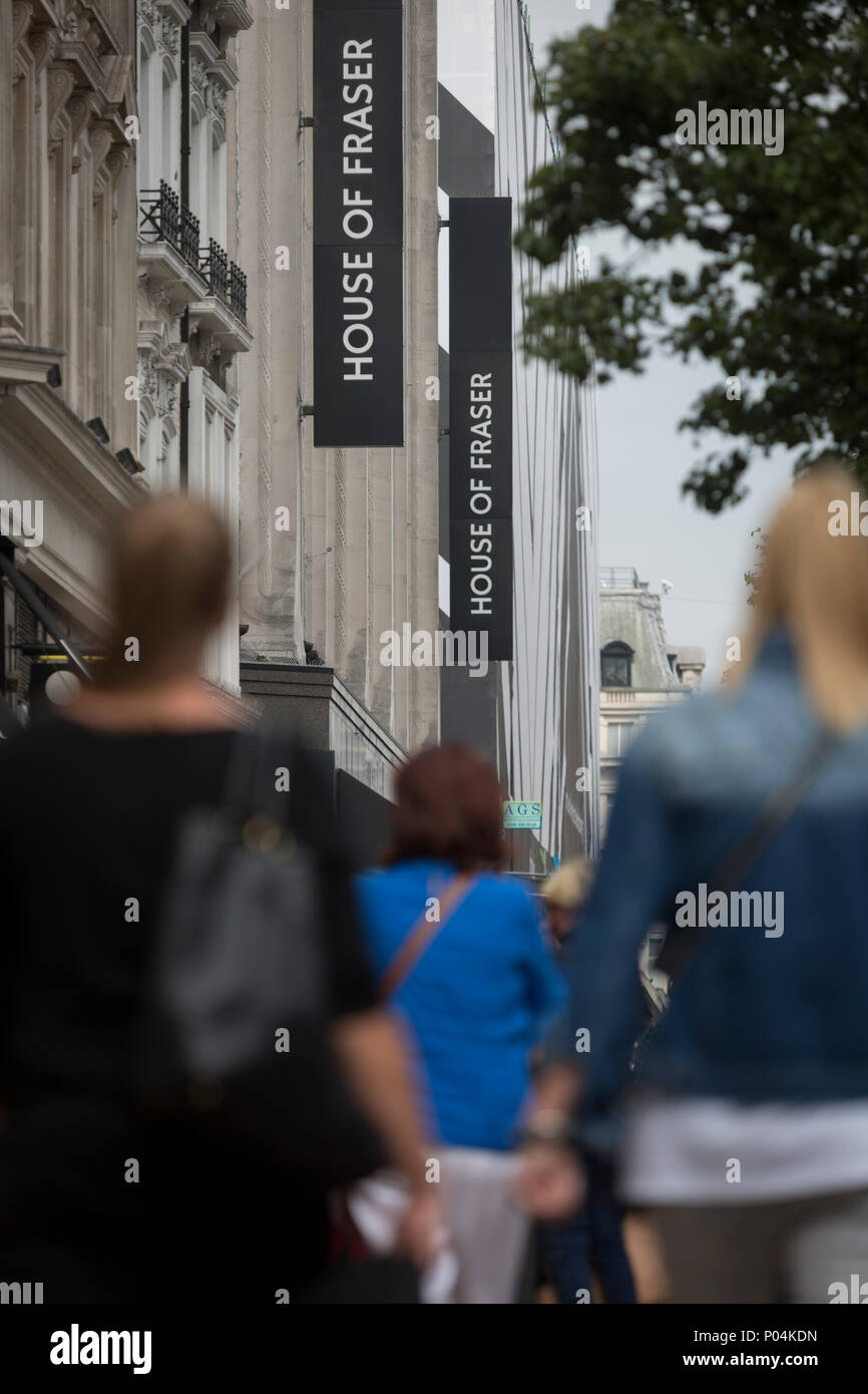 An dem Tag, an dem die Schließung vieler Branchen und der Verlust von Arbeitsplätzen, die Käufer sind außerhalb des House of Fraser Department Store auf der Oxford Street, im Geschäft für 81 Jahre gewesen ist, am 7. Juni 2018 in London, England. House of Fraser ist auf 31 der 59 Geschäfte in der Nähe, die 6.000 Arbeitsplätze, als Teil einer finanziellen Rettung beschäftigen. Wenn der Plan genehmigt wurde, 2.000 House of Fraser Jobs werden, zusammen mit 4.000 Marke und Konzession rollen. Die Geschäfte für den Abschluss, die sein Flaggschiff London Oxford Street Store gehören soll, wird offen bleiben bis Anfang 2019. Stockfoto