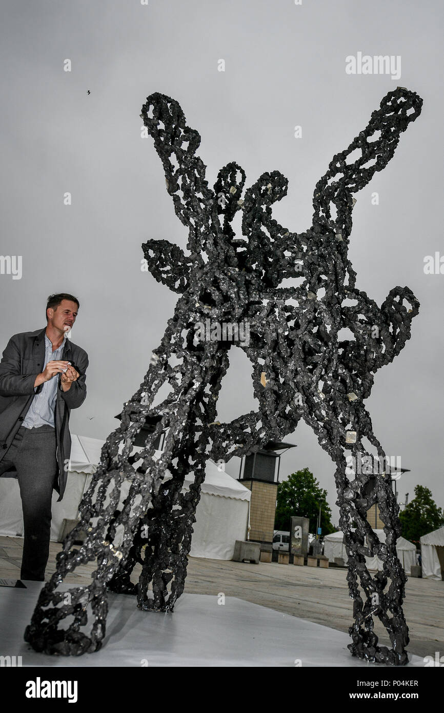 Künstler Luke Jerram legt letzte Hand an sein neuestes Kunstwerk 'Einatmen', einen Diesel Rußpartikel erstellt 3 Millionen mal größer als reale Größe mit Kohle und verschiedene chemische Substanzen, wie die Skulptur ist als Teil des Bristol Festival der Natur vorgestellt. Stockfoto
