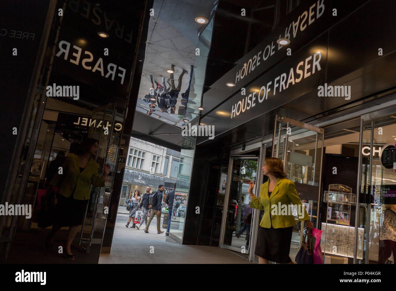 An dem Tag, an dem die Schließung vieler Branchen und der Verlust von Arbeitsplätzen, die Käufer sind außerhalb des House of Fraser Department Store auf der Oxford Street, im Geschäft für 81 Jahre gewesen ist, am 7. Juni 2018 in London, England. House of Fraser ist auf 31 der 59 Geschäfte in der Nähe, die 6.000 Arbeitsplätze, als Teil einer finanziellen Rettung beschäftigen. Wenn der Plan genehmigt wurde, 2.000 House of Fraser Jobs werden, zusammen mit 4.000 Marke und Konzession rollen. Die Geschäfte für den Abschluss, die sein Flaggschiff London Oxford Street Store gehören soll, wird offen bleiben bis Anfang 2019. Stockfoto