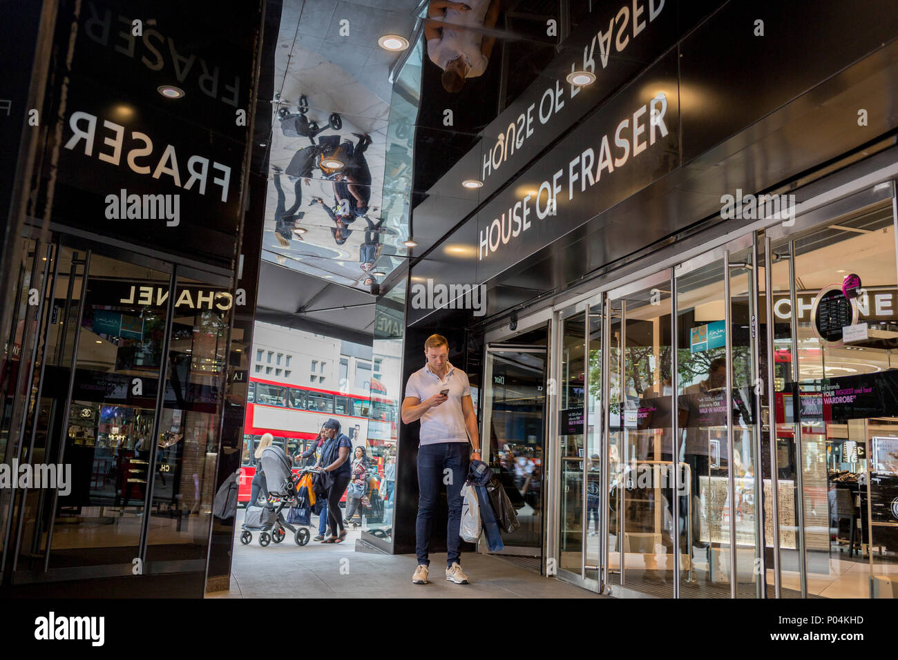 An dem Tag, an dem die Schließung vieler Branchen und der Verlust von Arbeitsplätzen, die Käufer sind außerhalb des House of Fraser Department Store auf der Oxford Street, im Geschäft für 81 Jahre gewesen ist, am 7. Juni 2018 in London, England. House of Fraser ist auf 31 der 59 Geschäfte in der Nähe, die 6.000 Arbeitsplätze, als Teil einer finanziellen Rettung beschäftigen. Wenn der Plan genehmigt wurde, 2.000 House of Fraser Jobs werden, zusammen mit 4.000 Marke und Konzession rollen. Die Geschäfte für den Abschluss, die sein Flaggschiff London Oxford Street Store gehören soll, wird offen bleiben bis Anfang 2019. Stockfoto