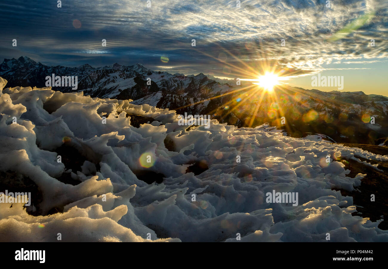 Faszinierenden Sonnenaufgang von kedarkantha Peak, Garhwal Himalaya, Uttarakhand Stockfoto